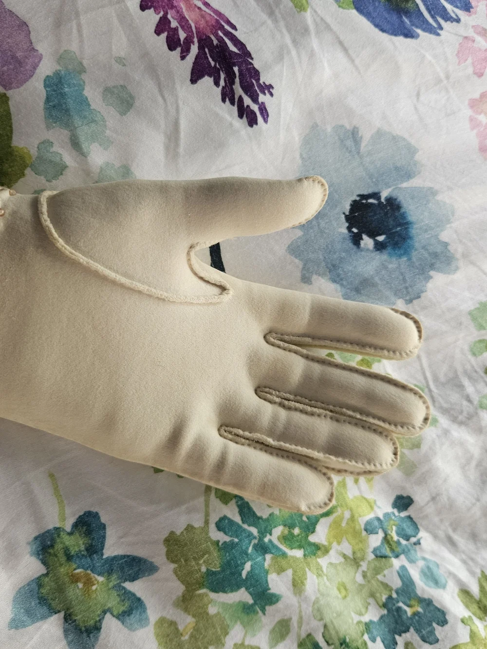 Cream Women's Gloves with Detailed Stitching